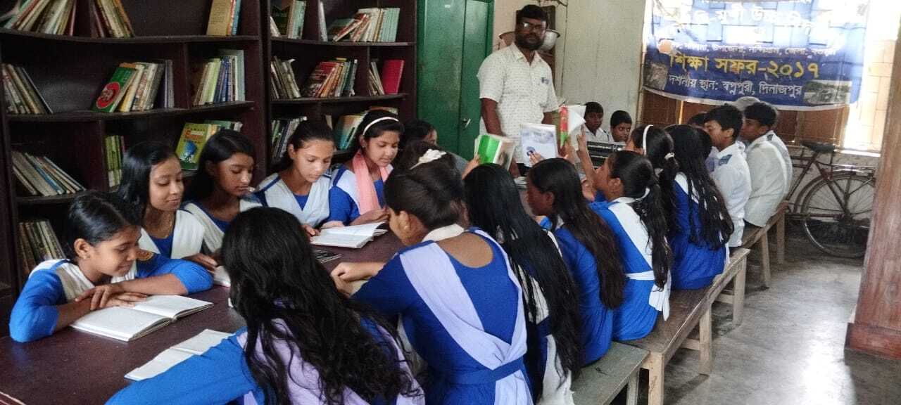 লাইব্রেরীতে শিক্ষার্থীদের বই পড়া